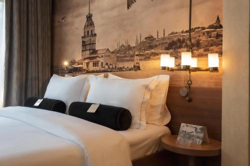 伊斯坦布尔Hotel Saint Sophia的酒店客房的墙上设有一张带照片的床。
