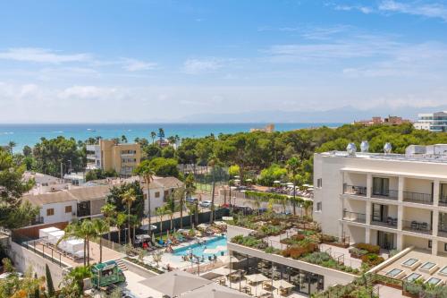 帕尔马海滩Hotel Paradiso Garden的城市空中景观与度假村