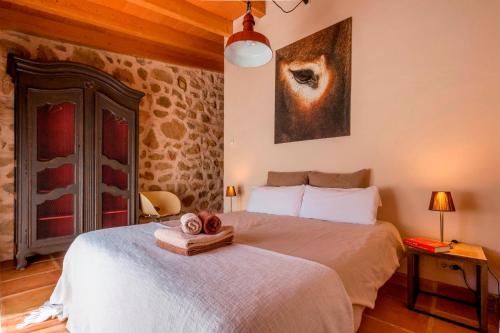 贝尼萨Refugio Marnes的一间卧室配有一张床,上面有两条毛巾