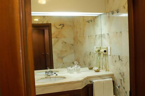 埃尔瓦斯金塔去圣安东尼奥酒店的一间带水槽和镜子的浴室