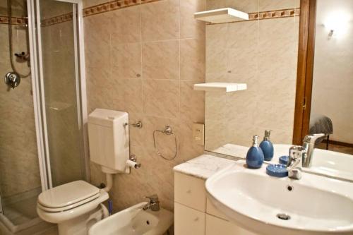 加尔尼亚诺Casa Francesca的浴室配有卫生间、盥洗盆和淋浴。