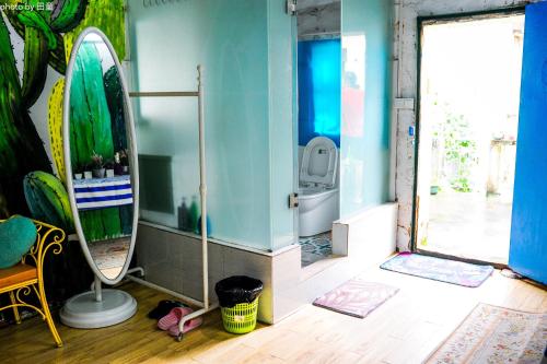 惠州客堂青年空间 惠州西湖的浴室设有镜子和冲浪板