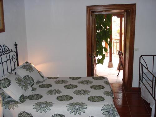 巴列埃尔莫索Casa Rural La Era Vieja en Vallehermoso La Gomera的一间卧室配有一张带鲜花被子的床