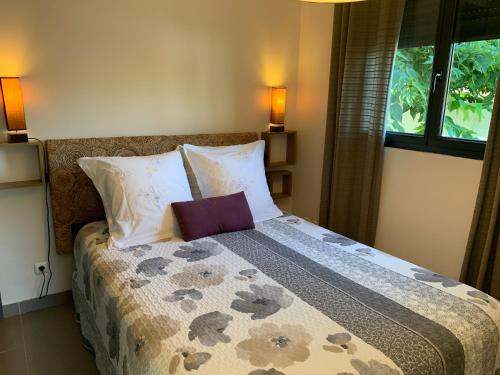 Orliénas乐克劳斯彭特酒店的一间卧室配有一张带枕头的床