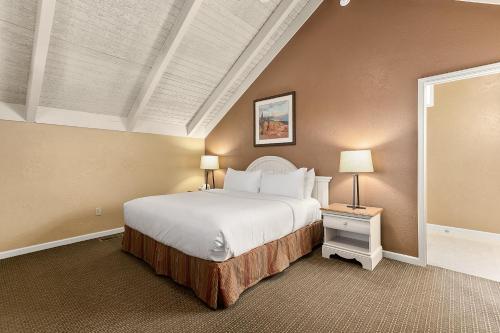 Sunrise Ridge Resort客房内的一张或多张床位