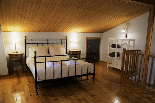 Berzosa del LozoyaNature Rural- Collections的一间卧室配有一张带2个床头柜和2盏灯的床。
