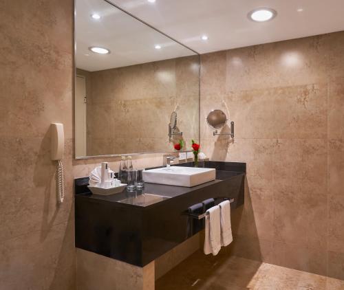 瓜亚基尔奥罗沃德瓜亚基尔酒店的一间带水槽和镜子的浴室
