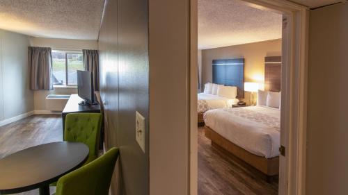 埃斯蒂斯帕克Rocky Mountain Hotel & Conference Center的配有一张床、一张桌子和一张桌子的酒店客房