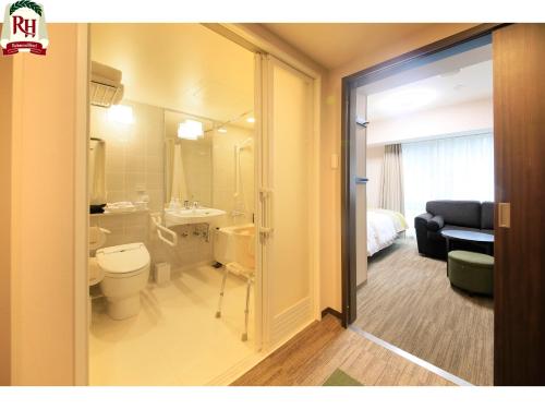 大阪难波大国町里士满酒店的一间带卫生间、水槽和床的浴室