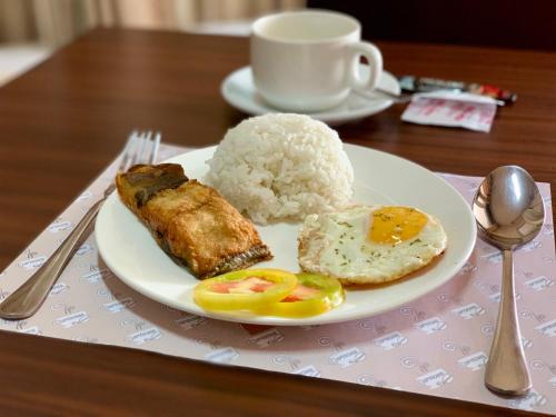 达沃市Davao Persimmon Suites的餐桌上的一盘饭