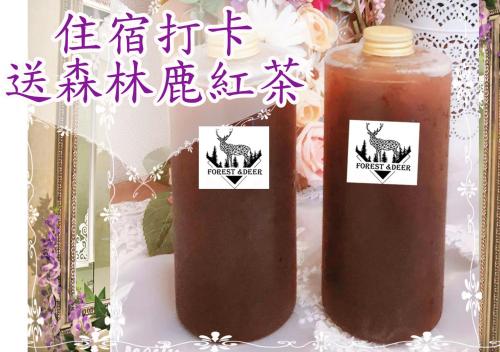 台南森林鹿红茶民宿的一瓶酱油和山羊