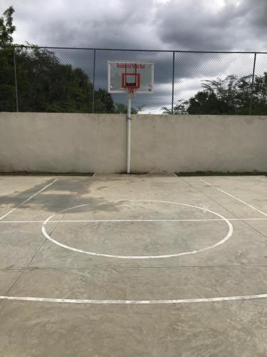 圣地亚哥洛斯卡巴CONFORTABLE first floor en santiago RD的一个空的篮球场,有跳伞