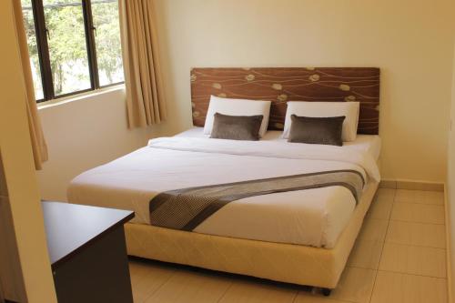 怡保新市镇酒店的一间卧室配有一张大床和两个枕头