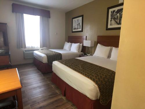 皇后区牙买加凯富酒店的酒店客房设有两张床和窗户。