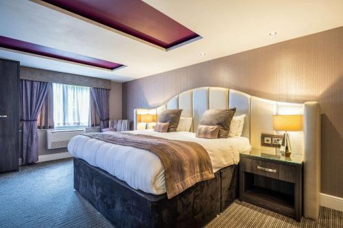 桑德兰Clarion Hotel Newcastle South的大型酒店客房设有一张大床和一个窗户。