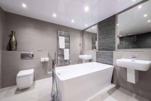 桑德兰Clarion Hotel Newcastle South的带浴缸、卫生间和盥洗盆的浴室