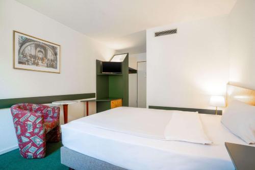 霍夫霍夫品质酒店的卧室配有白色的床和椅子