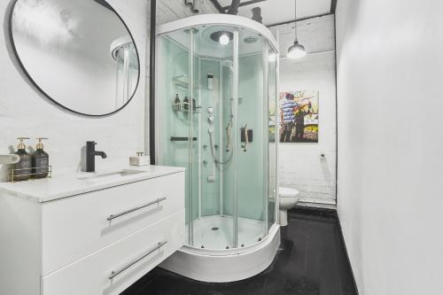 墨尔本The Blender Loft的一间带玻璃淋浴和卫生间的浴室