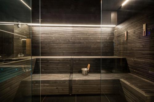 瓦比尼科沃诺特哥斯泊佳酒店的浴室配有带浴缸的玻璃淋浴间