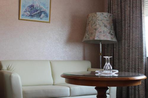亨施泰特-乌尔茨堡维京酒店的客厅配有沙发和带台灯的桌子