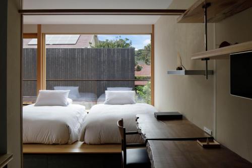 modern ryokan kishi-ke客房内的一张或多张床位