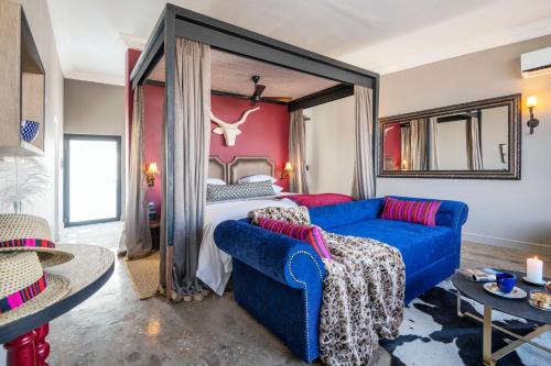 OmuthiyaEtosha King Nehale的客厅配有蓝色的沙发和床。