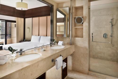 槟城沙洋香格里拉的一间浴室