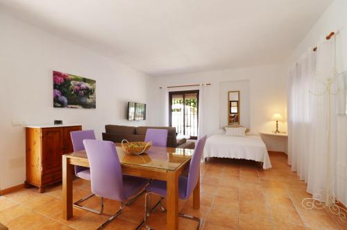 弗里希利亚纳Villa Algar SpainSunRentals 1126的客厅配有桌子和紫色椅子