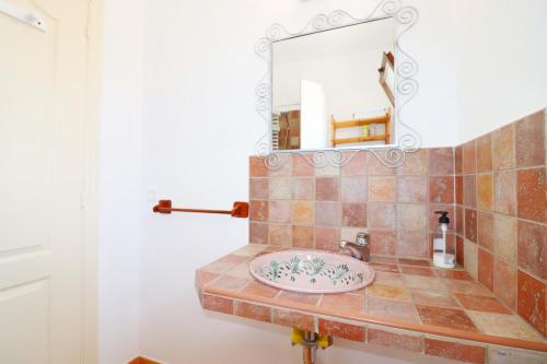 弗里希利亚纳Villa Algar SpainSunRentals 1126的一间带水槽和镜子的浴室