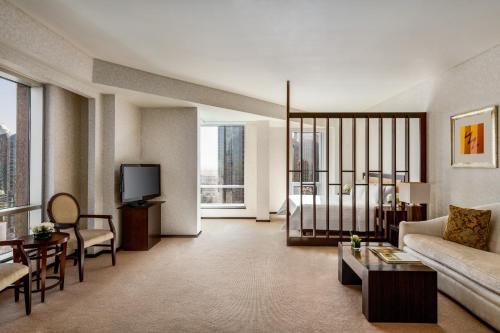 迪拜香格里拉公寓酒店的带沙发和电视的客厅