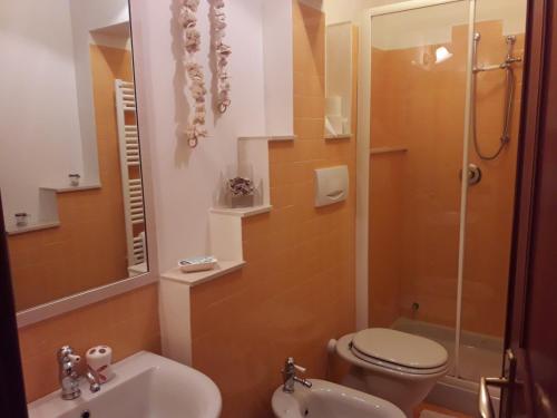 莫诺波利Villa Capitolo的浴室配有卫生间、盥洗盆和淋浴。