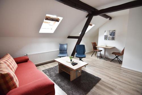 特罗斯多夫Ferienwohnung Troisdorf的客厅配有红色沙发和蓝色椅子
