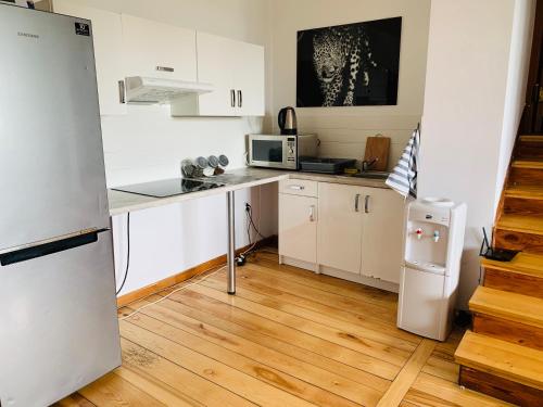 卢布林Pokoje Slawin的小厨房配有白色橱柜和冰箱。