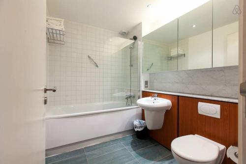 都柏林The Forum A2B的浴室配有卫生间、浴缸和水槽。