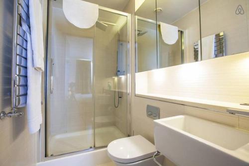 都柏林格兰德中央公寓的带淋浴、卫生间和盥洗盆的浴室