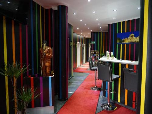 柏林Amaya Motel的色彩缤纷的走廊,设有酒吧、椅子和马 ⁇ 