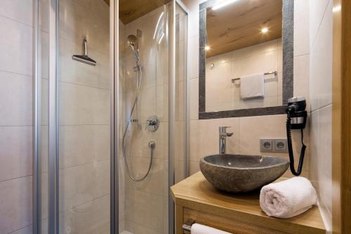 瑟尔艾格维尔特酒店的一间带水槽和淋浴的浴室