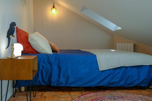 南特Duplex de charme quartier Opéra Graslin的一间卧室配有一张带蓝色床单和枕头的床。