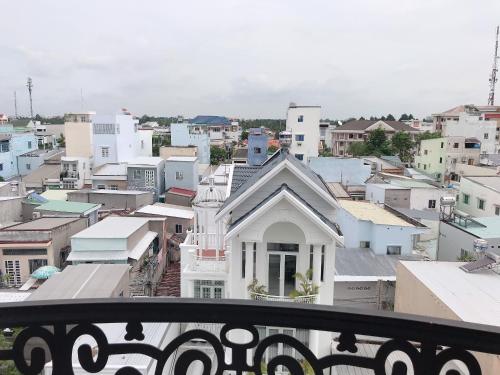 芹苴Nhà Nghỉ Sugar的阳台享有城市美景。