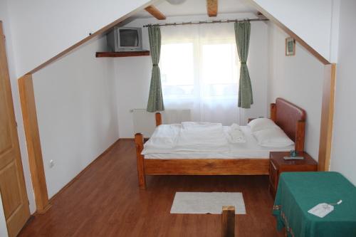 西蒙American Dream的一间小卧室,配有床和窗户