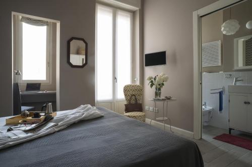 米兰CasaTitta的一间卧室配有床、水槽和镜子