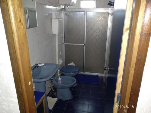 阿加斯杜尔斯Marazul的浴室设有2个蓝色卫生间和淋浴。