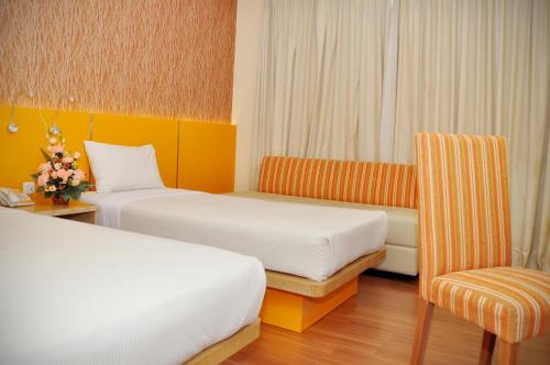 三宝垄帕恩达昂恩酒店的酒店客房,配有两张床和椅子