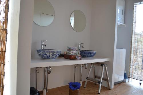 彦根市牧歌宾馆的浴室柜台设有两个水槽和两个镜子