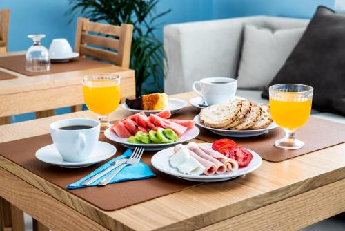 赞布热拉-杜马尔AZUL的餐桌,早餐盘和饮料