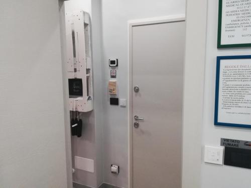 都灵Auri's House的电梯在有门的房间