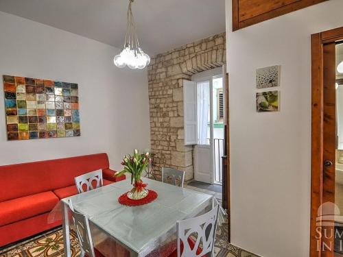 图里Antiche Mura Apartments "Nel Cuore della Puglia"bivani, cucina, terrazzo的相册照片