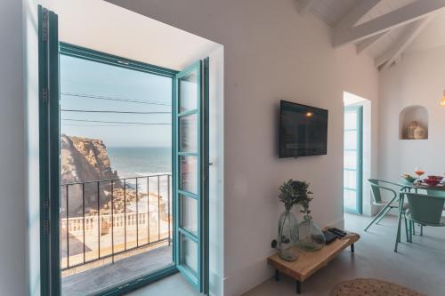 辛特拉Azenhas do Mar West Coast Design and Surf Villas的海景客房