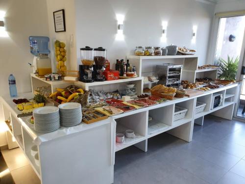 阿兰扎达Hotel Foxos的包括许多食物的自助餐