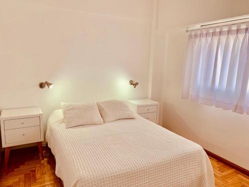 布宜诺斯艾利斯MAG Barracas的白色的卧室设有床和窗户